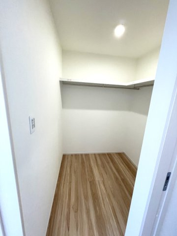 岡山市中区藤原西町　戸建ての収納|2階にある、収納豊富なウォークインクローゼットです。