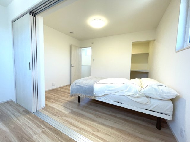 岡山市中区藤原西町　戸建ての洋室|2階6帖の洋室です。南側にはサンルーム側から撮影。