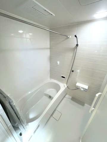 岡山市中区藤原西町　戸建ての浴室|明るいバスルームです。