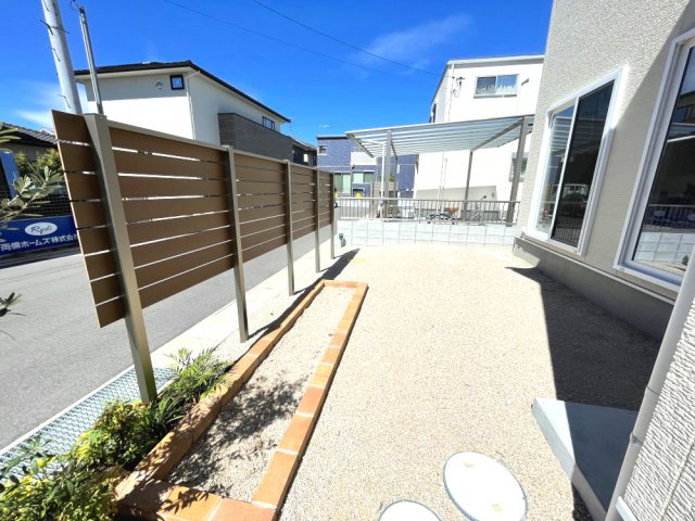 岡山市中区藤原西町　戸建ての庭|南側庭部分です。目隠しフェンスがあります。