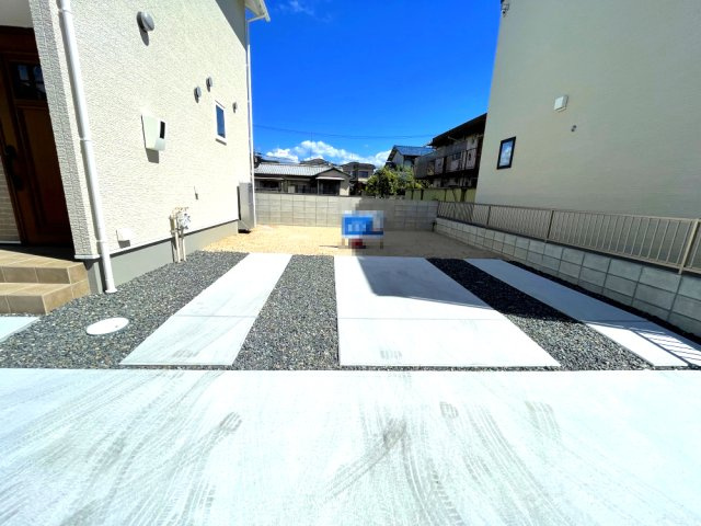 岡山市中区藤原西町　戸建ての駐車場|駐車スペース4台分あります。(車種による)南側道路は幅員6mあるため、駐車も楽に行えます。