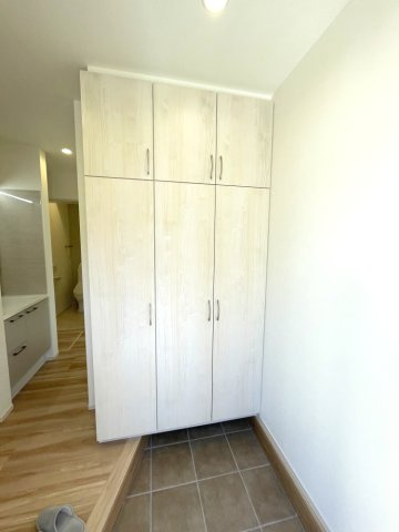 岡山市中区藤原西町　戸建ての収納|玄関前のシューズボックスです。