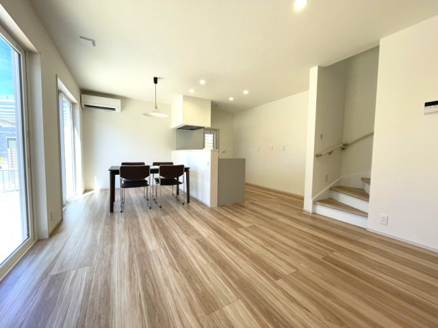 岡山市中区藤原西町　戸建ての居間・リビング|約16帖の日当良好なリビングダイニングです。