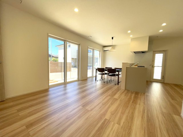 岡山市中区藤原西町　戸建ての居間・リビング|約16帖の日当良好なリビングダイニングです。