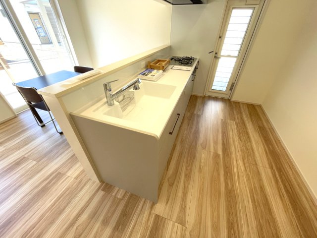 岡山市中区藤原西町　戸建てのキッチン|家族との会話も弾む対面式のキッチン、勝手口もあり、便利です。