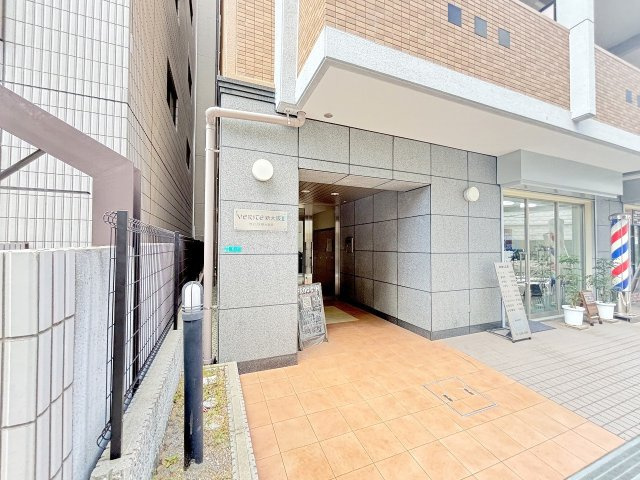 ヴェリテ新大阪Ⅱのエントランス