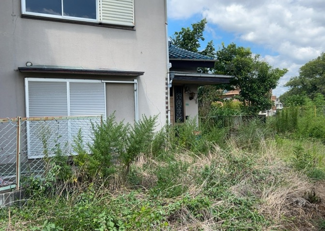 【外観】 | 土地を買う際、住む地域の自治体や福祉の補助制度にも注目してみましょう。子供や老人の医療補助やゴミ出しのルールなど、自治体によってルールに大きな違いがあるため、暮らしやすい土地で判断するとよいでしょう。