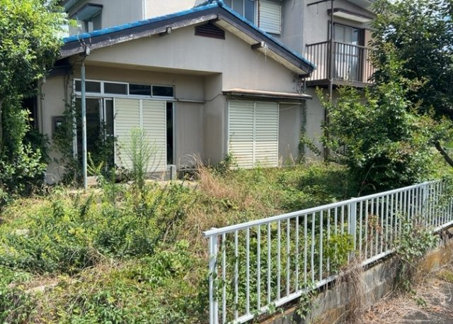 【外観】 | 現地に行くなら、物件の周囲の地形がどうなっているかを見ることも大切です。周辺より低くなっている土地では、大雨などで水が集まりやすいため、地盤が弱くなっているということも考えられるため、注意が必要です。