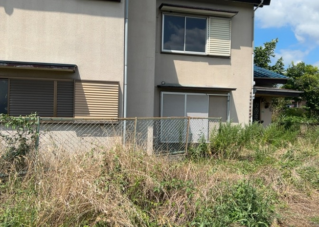 【外観】 | 隣家の土地はどうなっているのか、生活利便施設が近くにあるのか、学校まで近いかなど、お客様のライフスタイルにあわせたイメージが重要です。また、近くにあると困る施設が近くにないかも確認するといいでしょう。
