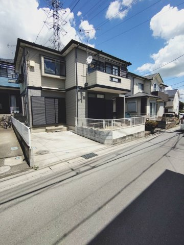 中古戸建の前面道路含む現地写真