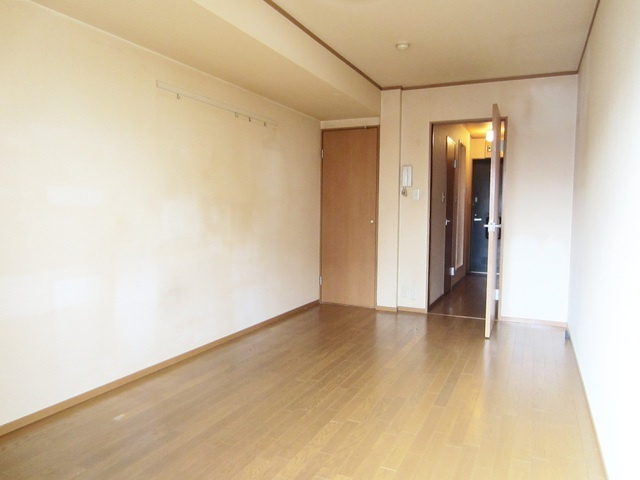 東栄王子ハイツの居間・リビング|綺麗な形の使い易いお部屋です