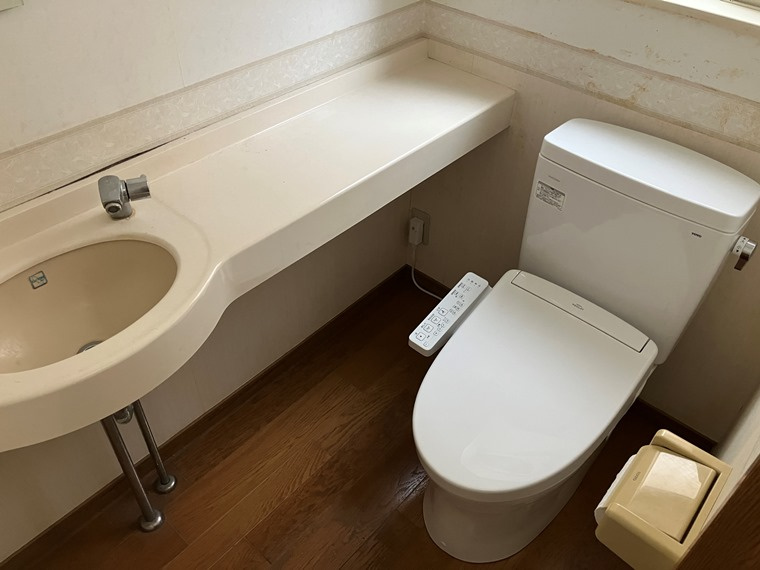 成城戸建のトイレ|落ち着いた色調のトイレです