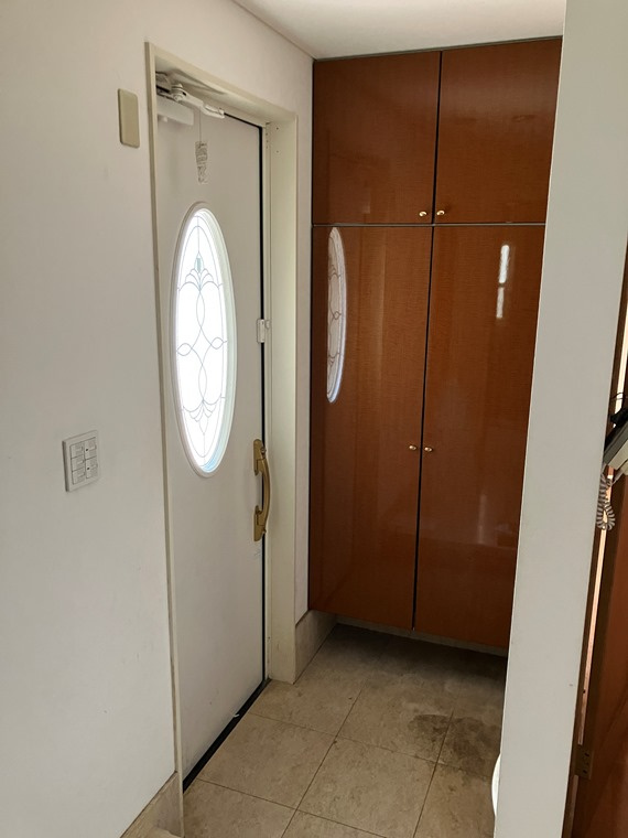 成城戸建のエントランス|建物の内部です