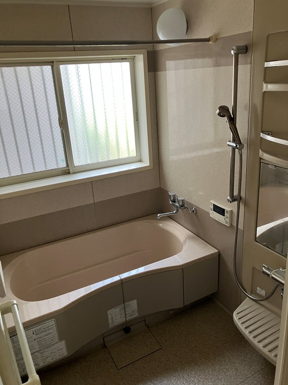 成城戸建の浴室|コンパクトで使いやすいお風呂です
