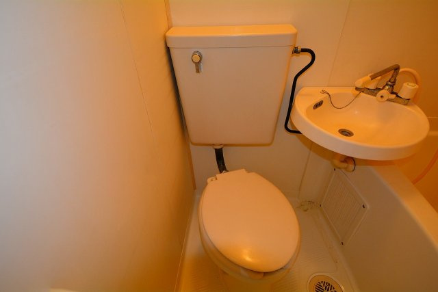 浴室内にトイレがあります♪