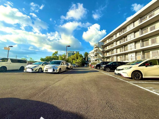 ゼファーヒルズトゥ横浜戸塚の駐車場|荷物の積み下ろしもスムーズに行える敷地内駐車場。