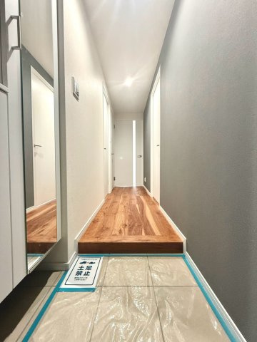 ゼファーヒルズトゥ横浜戸塚の玄関|来客を迎えるにふさわしい、整った印象の玄関空間です。