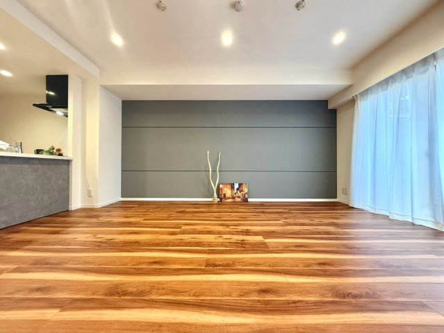 ゼファーヒルズトゥ横浜戸塚の居間・リビング|家族が自然と集まる中心空間として、快適性とデザイン性を両立した魅力的なリビングです。