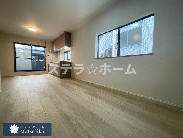 内代町1 中古戸建の居間・リビング|こちらのリビングで趣味の時間をお楽しみください