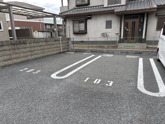 シャーメゾン八幡の駐車場