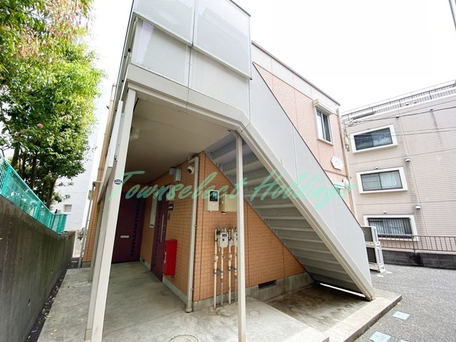 藤沢市藤沢のアパートのエントランス