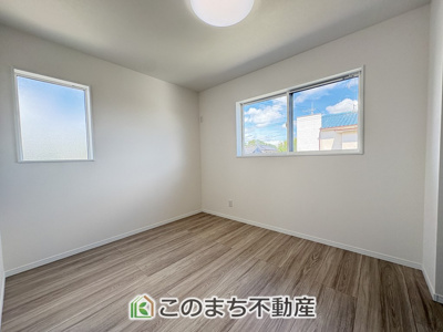 【洋室】 | クライン栃木市箱森町第2期　 | 同社施工物件写真。※建具やフローリング、その他仕様が異なる場合がございます。