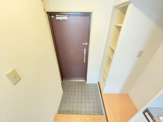 十三本町ユニハウスの玄関