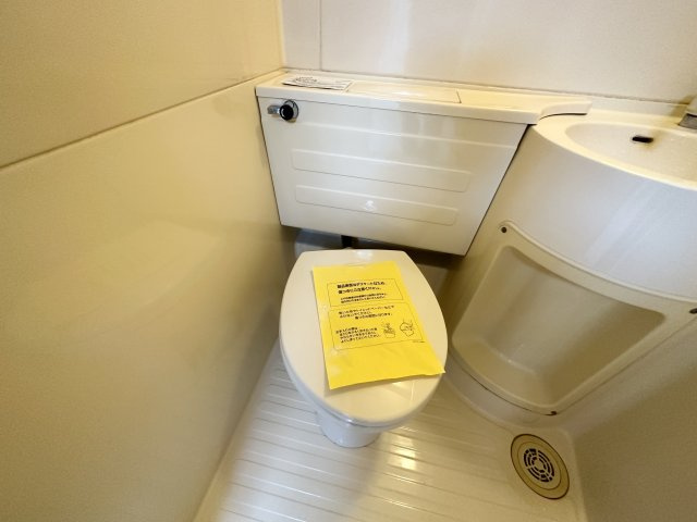浴室内にトイレがあります！