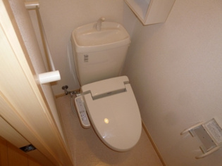 温水洗浄便座付きのトイレです♪