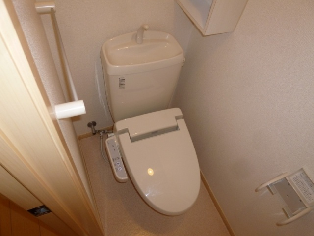 温水洗浄便座付きのトイレです♪
