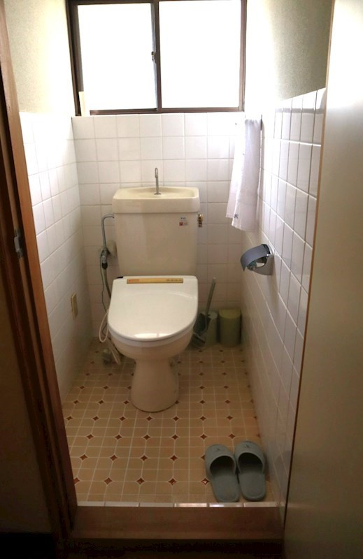 「波浸水区域外エリア」高知市高見町　中古一戸建てのトイレ|2階にもトイレあり。朝の混雑時も安心です。