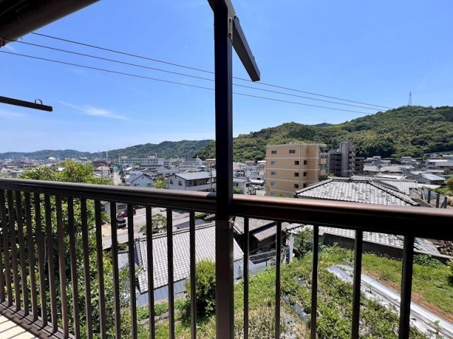 「波浸水区域外エリア」高知市高見町　中古一戸建ての展望|2階バルコニーからの眺望。開放的な空が広がります。