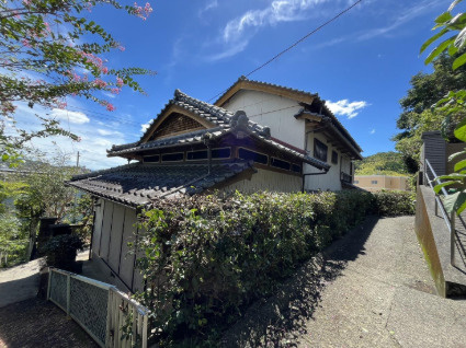 「波浸水区域外エリア」高知市高見町　中古一戸建ての外観|全景。ゆとりの敷地約39坪、部屋数豊富な6DK。