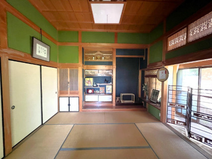 「波浸水区域外エリア」高知市高見町　中古一戸建ての和室|1階8帖和室。二面採光で明るく、客間にも最適。