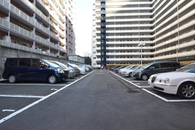 【駐車場】 | 大森ハイツ | マンションの駐車場スペース。空きの有無や駐車料金、サイズ規定などについては、改めてお問い合わせください。～即日のご見学可能～　お問合せはお気軽にどうぞ。
