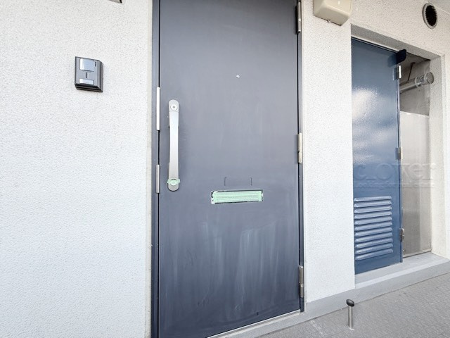 【その他共用部分】 | 大森ハイツ | 皆様をお迎えする、お部屋の玄関ドア。開けやすさや開放角度、ドアノブの操作しやすさや鍵の形状などを、現地で一度ご確認ください。～即日のご見学可能～　お問合せはお気軽にどうぞ。
