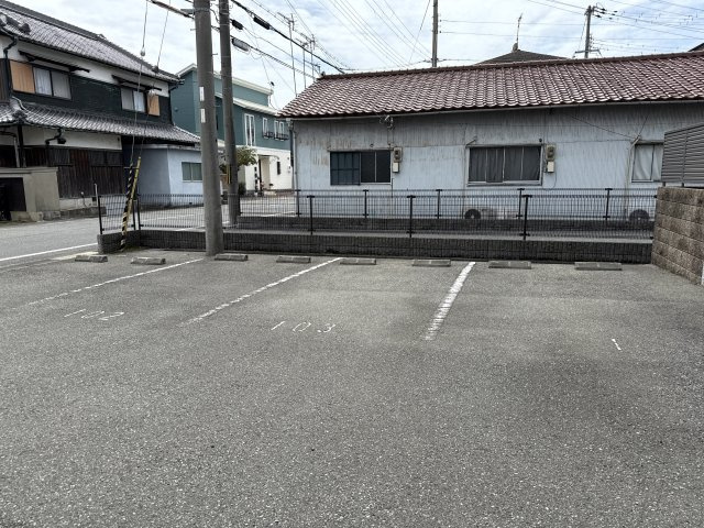 メゾン　パストラルの駐車場