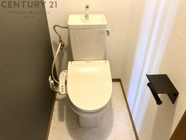 温水洗浄便座付きのトイレです♪