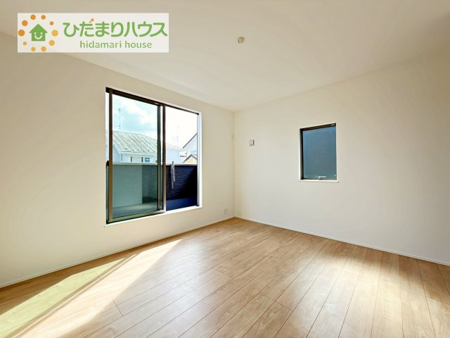 【寝室】 | 龍ケ崎市久保台2丁目第1期　新築戸建　4号棟 | バルコニーに面していて、たっぷり光りの入る明るい主寝室です！