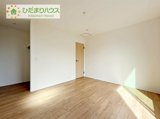 【寝室】 | 龍ケ崎市久保台2丁目第1期　新築戸建　4号棟 | 広めの主寝室は、ベッドの他にもパソコンデスクやドレッサーなども置けちゃいます(*^-^*)