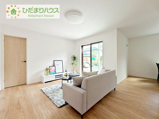 【居間・リビング】 | 龍ケ崎市久保台2丁目第1期　新築戸建　4号棟 | 南に面した大きな窓から差し込む光で日中は電気いらず♪