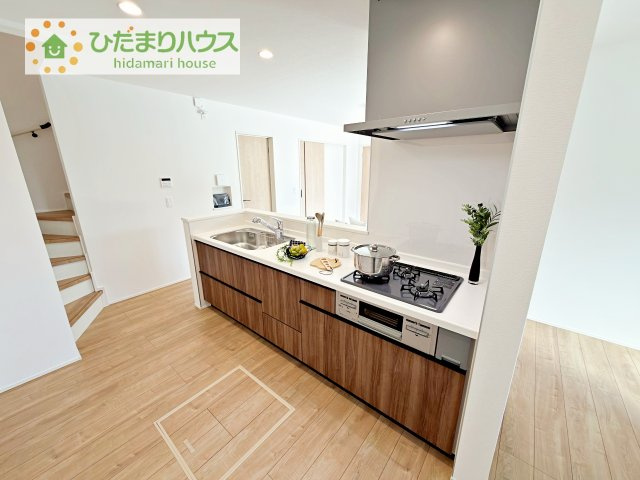 【キッチン】 | 龍ケ崎市久保台2丁目第1期　新築戸建　4号棟 | 3口コンロでお料理する時間も短くなりそうですね(*‘∀‘)