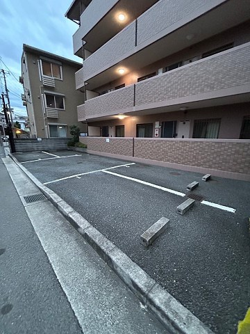 トレビアン華の駐車場