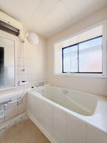 【中古戸建】高崎市剣崎町の浴室|■浴室｜デザイン性に優れた浴室♪1日の疲れを癒す、ゆったりとしたバスタイムをぜひお過ごしください(*＾＾*)大きな窓付きで嬉しい♪