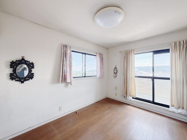 【中古戸建】高崎市剣崎町の洋室|■洋室｜お子様の一人部屋にピッタリな洋室。木のぬくもりを感じるフローリングは、天然木の味わいが時とともに深みを増していきます。また、傷にも強く、フリーワックスでお手入れもラクラクです♪