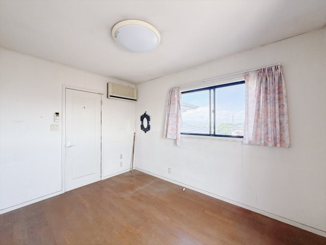 【中古戸建】高崎市剣崎町の洋室|■洋室｜ナチュラルカラーの床です。模様替えなどとても楽しく工夫できます♪陽当たり、風通しもとても良いので毎日快適な生活スタートです！子供部屋にも良いですね♪