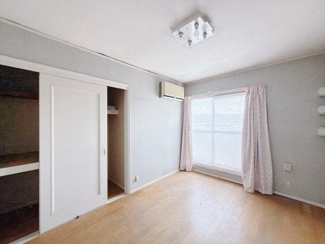 【中古戸建】高崎市剣崎町の洋室|■洋室｜洋室には大きな窓をご用意しています。日中はあたたかな日差し差し込み自分時間も充実できますね＾＾