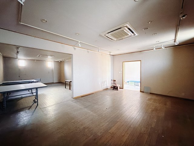 【中古戸建】高崎市剣崎町の洋室|■洋室｜どんな家具も合わせやすいデザイン！シンプルなつくりだからこそどんな色味・どんな素材の家具もしっくりマッチします♪