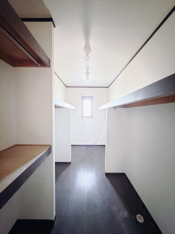 【中古戸建】高崎市剣崎町の収納|■WIC｜お洋服はもちろん、使う頻度の少ない家具や小物・場所を取りがちな旅行用のスーツケースなどもしまえます。また、厚手のコートをしまっても充分な広さを堪能できるプランです♪