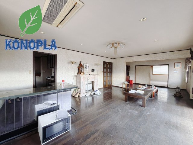 【中古戸建】高崎市剣崎町の居間・リビング|■リビング｜落ち着きのある表情を見せるリビングダイニング。太陽の光がたっぷり差し込むリビングは、自然とご家族が集まる居心地の良い空間です。